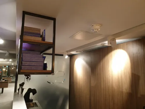 Egg crate inlet grille and round fresh air extracts